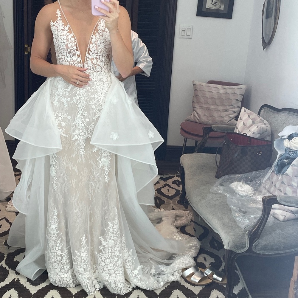 Wedding dress, with additional skirt